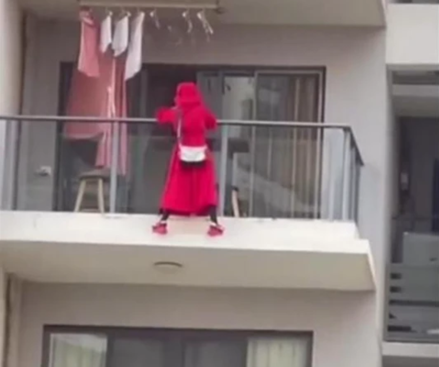 前方社会冲锋号 三亚一红衣女子阳台外跳舞坠楼身亡，物业曾上门劝阻，警方：房中留有遗书！