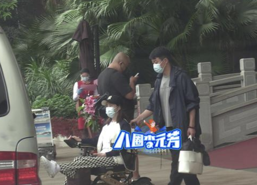 关悦|关悦坐轮椅现身机场疑受伤，佟大为帮提包推轮椅，寸步不离很贴心