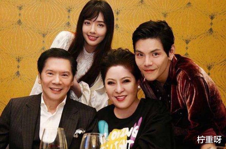 柠重呀|向佐夫妇就餐被偶遇，Cora颜值超高萌翻众人，向佐看女儿满脸宠溺