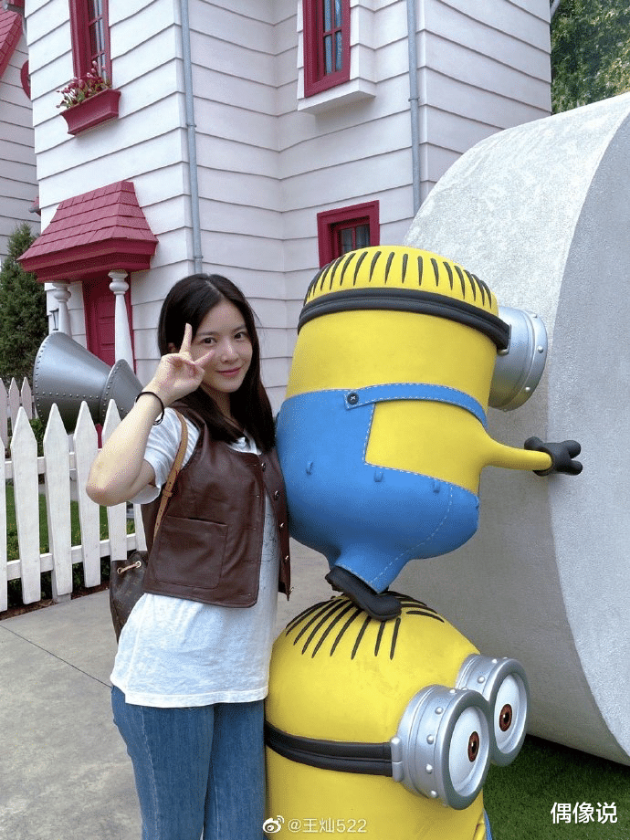 杜淳|杜淳和王灿同游环球影城，贴心帮老婆背包，穿情侣装合影好恩爱！