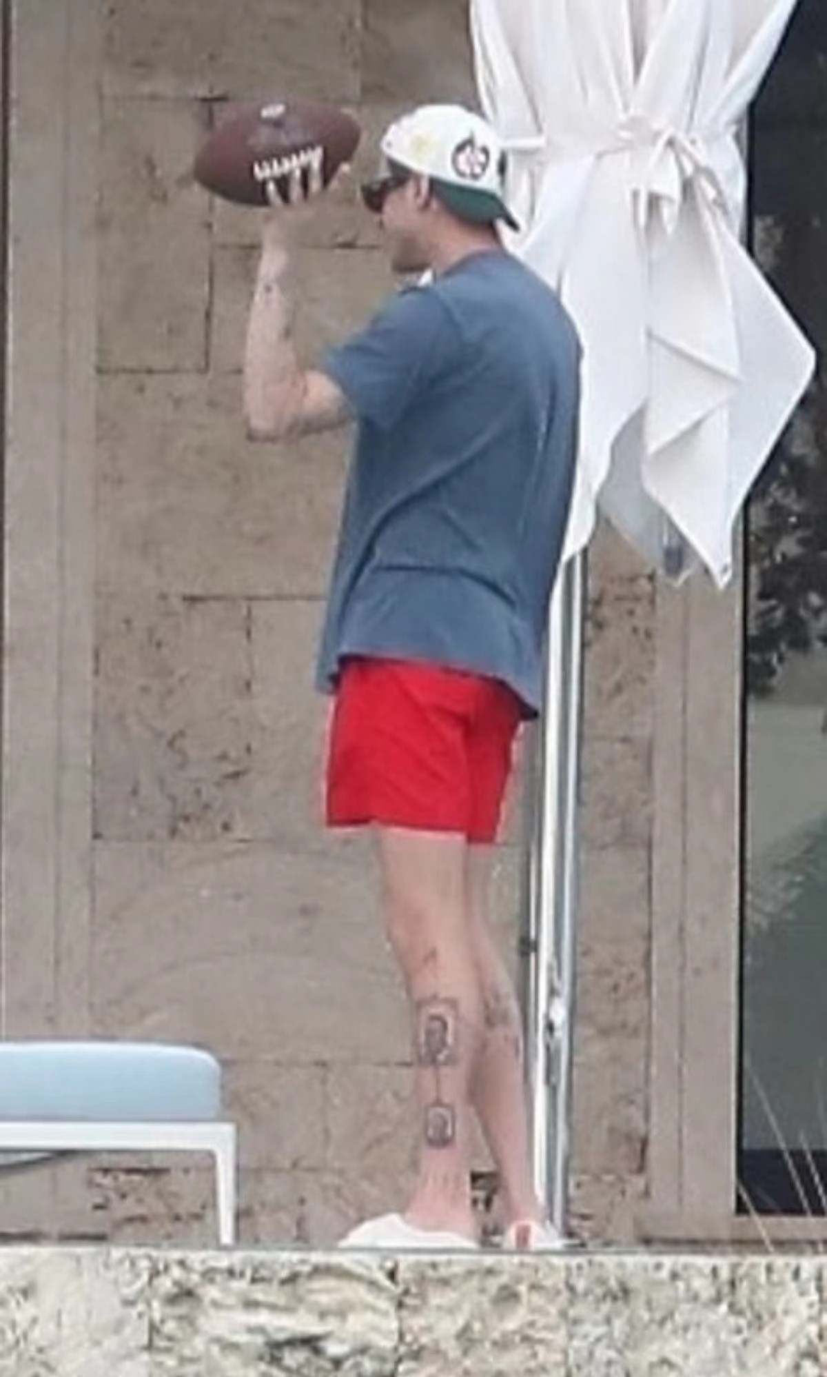 金·卡戴珊|金卡戴珊的新欢偶像包袱贼重！棒球外套配卫衣，与黑人前夫撞造型