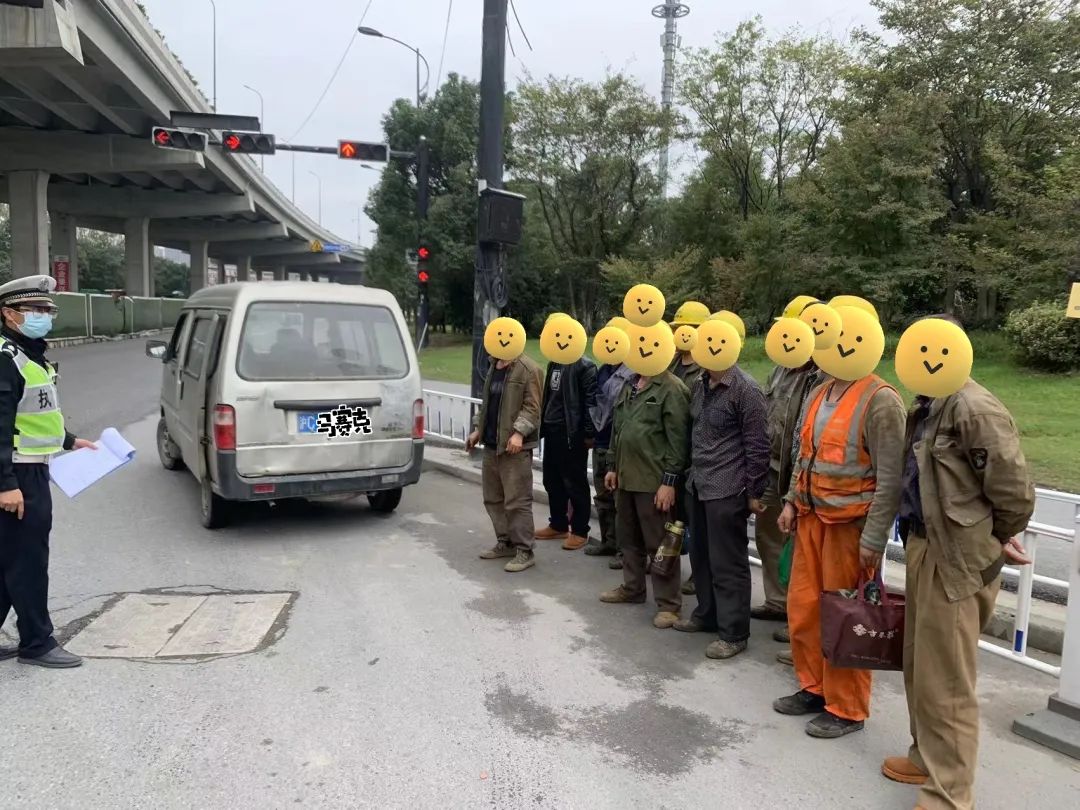 一辆面包车竟然挤了12人?!交警:拦停、批评、该罚