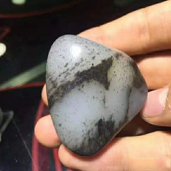 和田玉籽料|为什么和田玉籽料皮色不同价值也会相差巨大呢？原来这种皮色才是老玩家最爱！