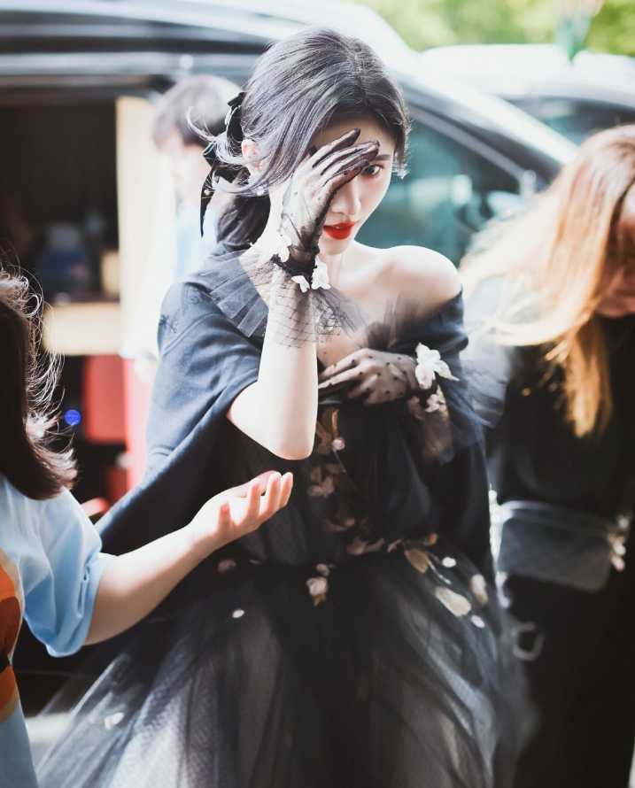 李沁|一场活动鞠婧祎和刘亦菲的对比，她是怎么把雾面妆嵌在脸上的？