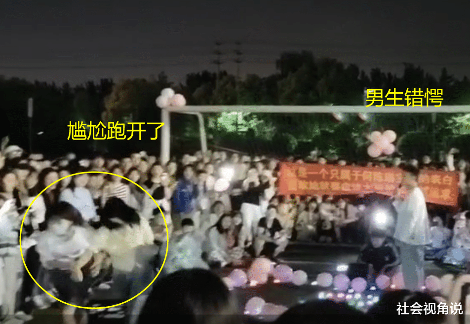 社会视角说 解围还是拆散？四川女生被表白不知所措，闺蜜冲进人群将其拽走