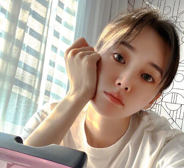 江铠同|32岁女演员江铠同罕见现身，猪鼻子、嘴角下垂，网友：从头做人？