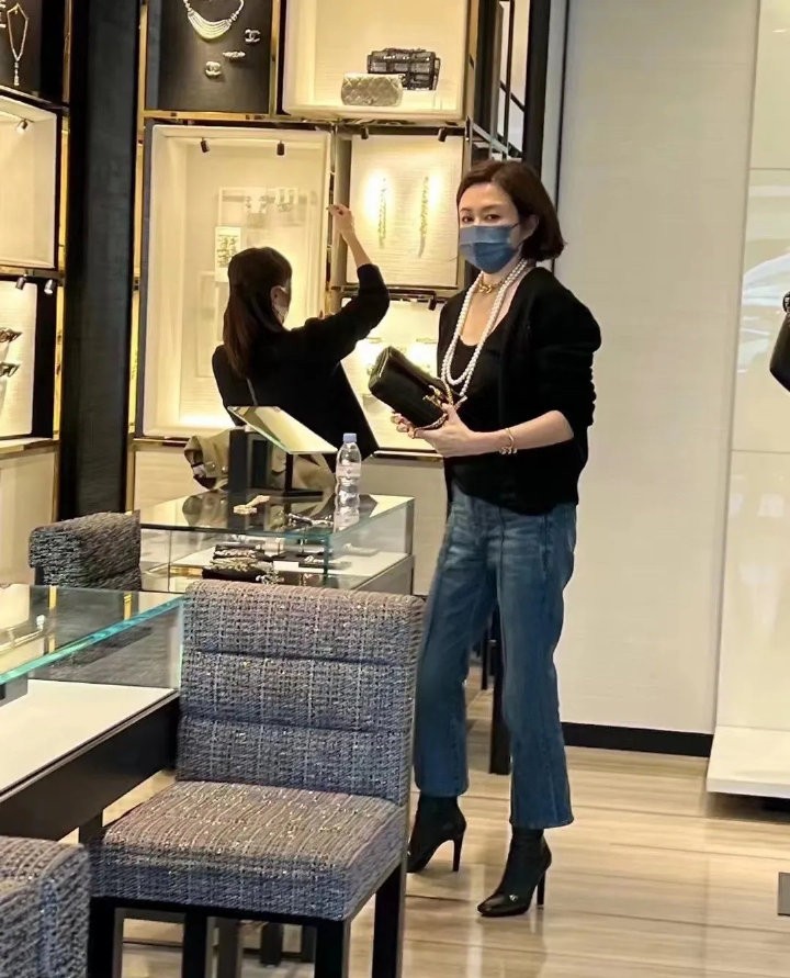 关之琳|关之琳近照曝光，牛仔装扮气色佳不似58岁，47岁周汶锜少女感十足