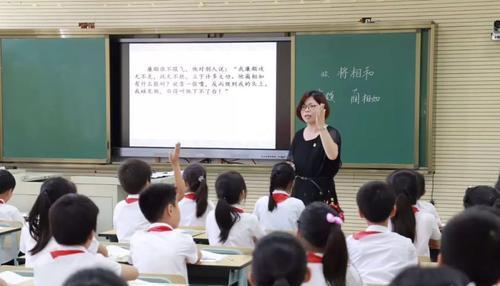 教师|55岁高龄女教师不肯退休，声称要干到60岁，网友：凭啥不退？