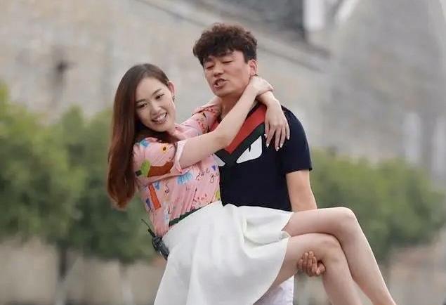 王宝强|王宝强前妻开直播捞金，高调与粉丝互动，被赞越来越清纯