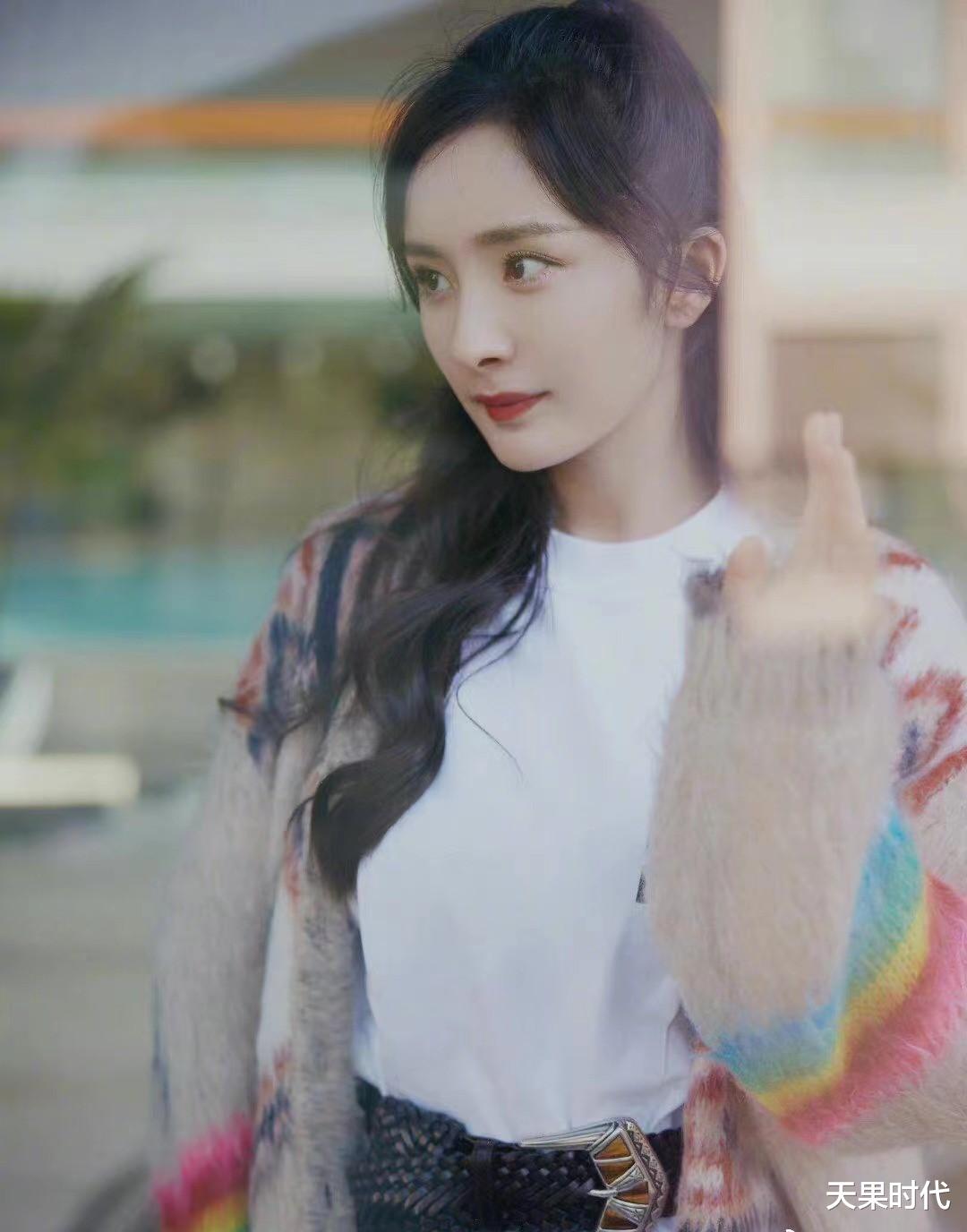 天果时代 杨幂过冬也不忘秀身材,毛衣白T搭配显腰又显腿,不愧是穿搭一姐