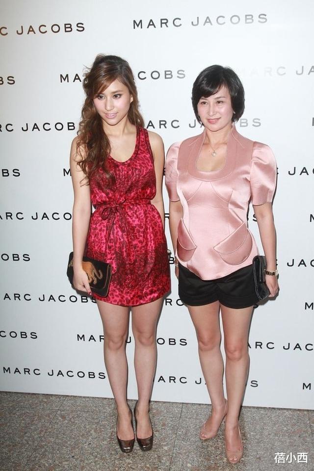 短裤|何超琼换了清爽短发减龄至少20岁，穿粉色上衣配短裤，秀出豆腐腿