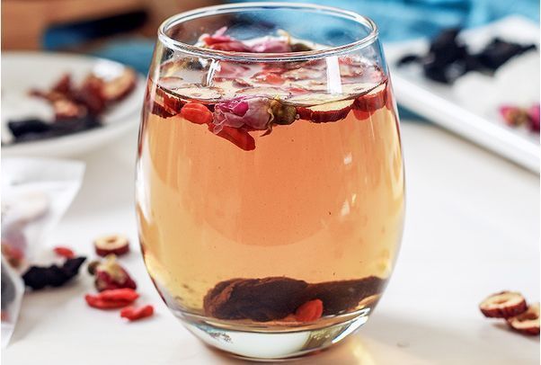 美食轩事|一道防止血液粘稠的小茶方,中老年人常喝可以疏通血脉,调养肝肾