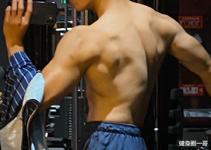 健身圈一哥 浙江大学读研的肌肉学霸，健身打造出霸气胸肌，肉壮身材帅气逼人！