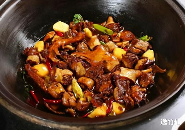 逸竹仙 刚端上桌的炖大鹅，鹅肉是热的汤是凉的，饭馆说这就是新出锅的！