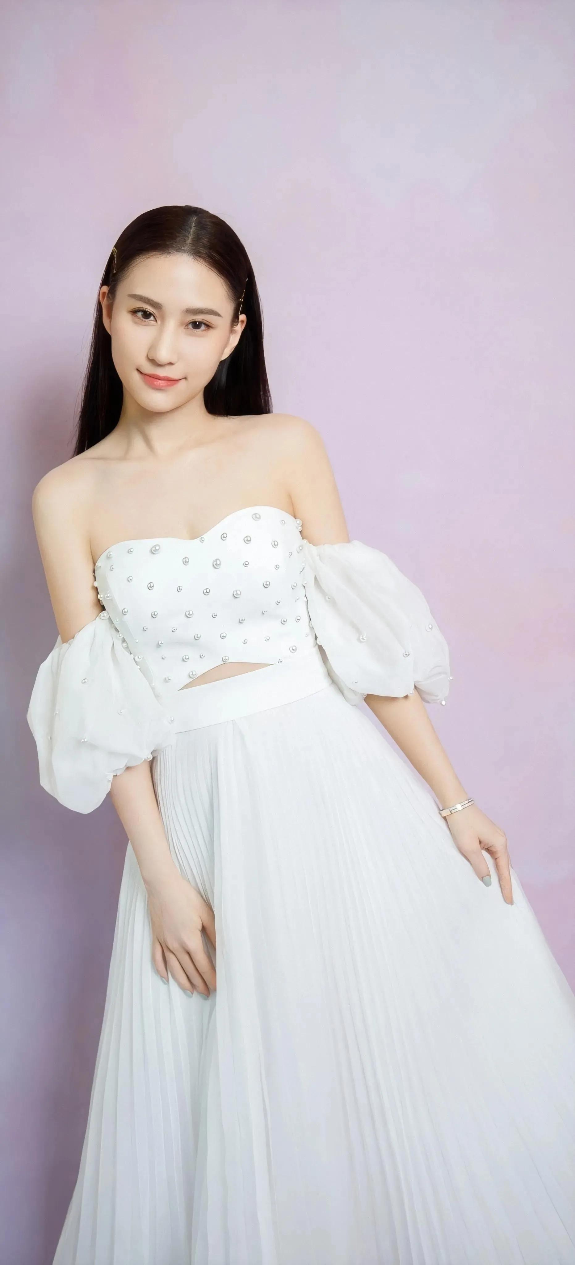 何超莲|何超莲太美太性感，“此女应是天上有，人间难得几回见！”