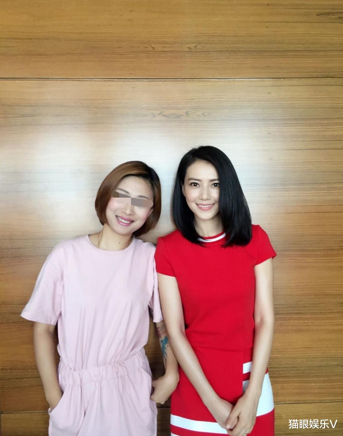 娱乐圈|高圆圆与素人合影，皮肤白到令人挪不开眼，手上戴着婚戒秀幸福