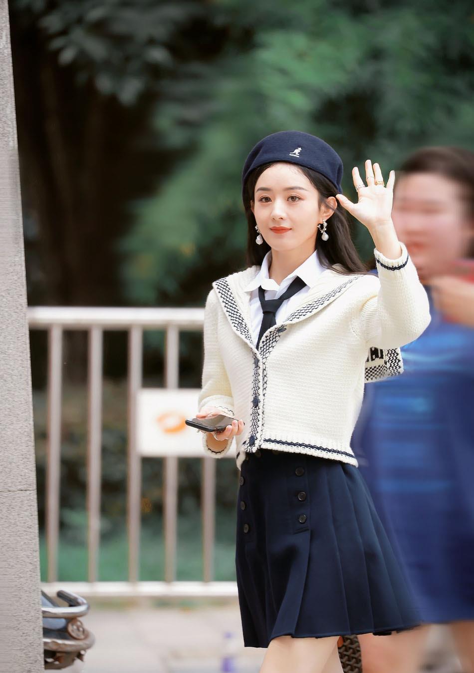 美搭刊报|赵丽颖刻意营销少女？33岁穿学院风青春活力，网友：脸有先天优势
