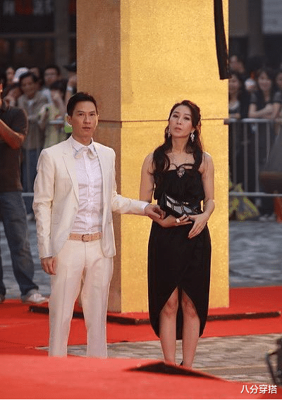 八分穿搭|关咏荷不愧是“阿姨辈翘楚”,黑色吊带连衣裙性感时髦,成熟优雅