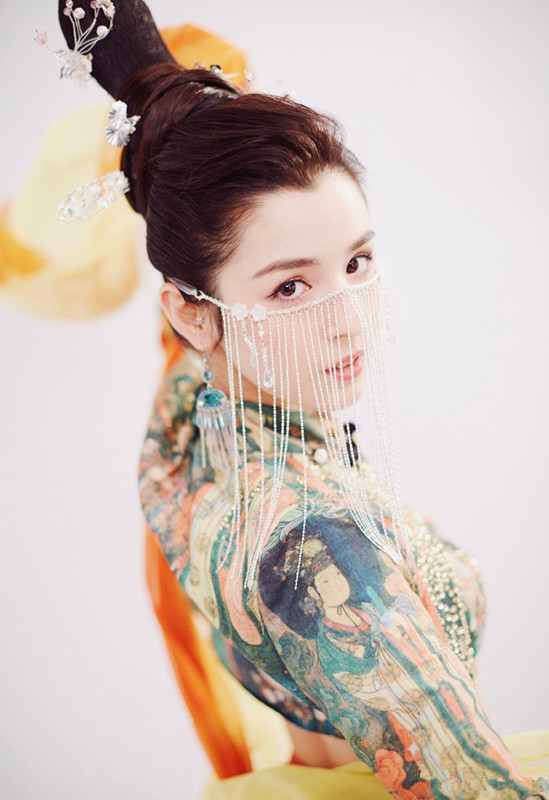 演绎|“西域美人”哈妮克孜演绎飞天之美,金钗薄纱,皆是神秘之源