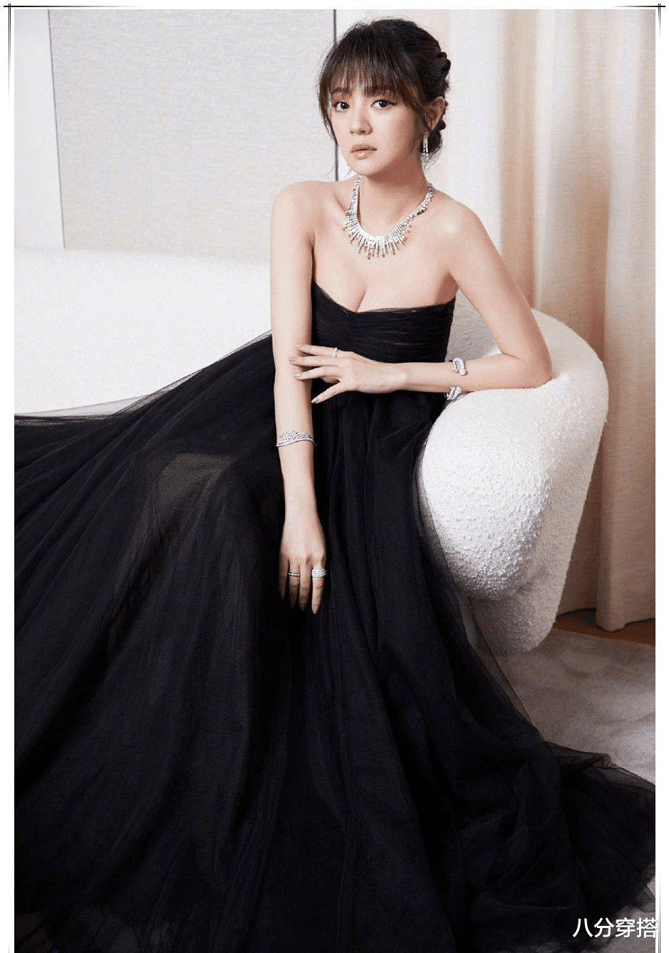 八分穿搭 安以轩嫁豪门更拼了，露背装现身活动高调惹眼，双腿纤细更惹眼