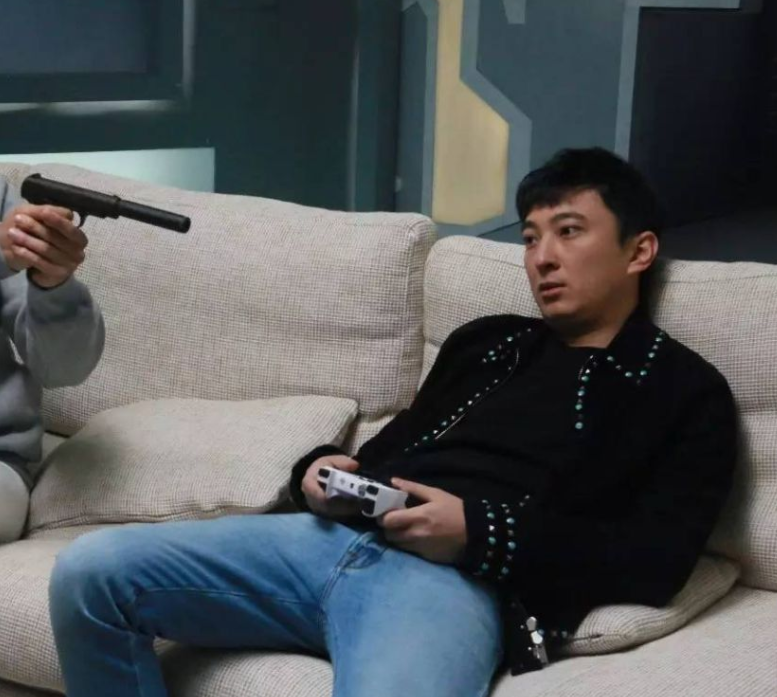 王思聪|王思聪酒吧跨年太豪迈，扬言他全场买单，网友：身边从不缺美女