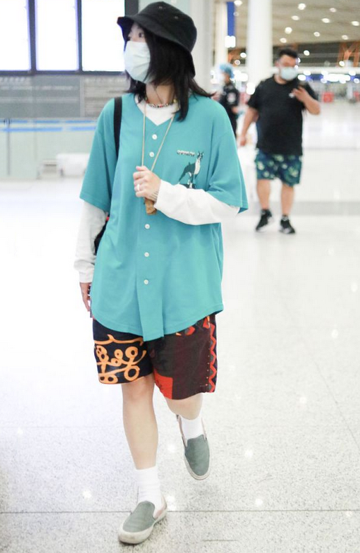 窦靖童|窦靖童终于正常一次，蓝T恤配花裤衩，清爽少年感像极了年轻窦唯