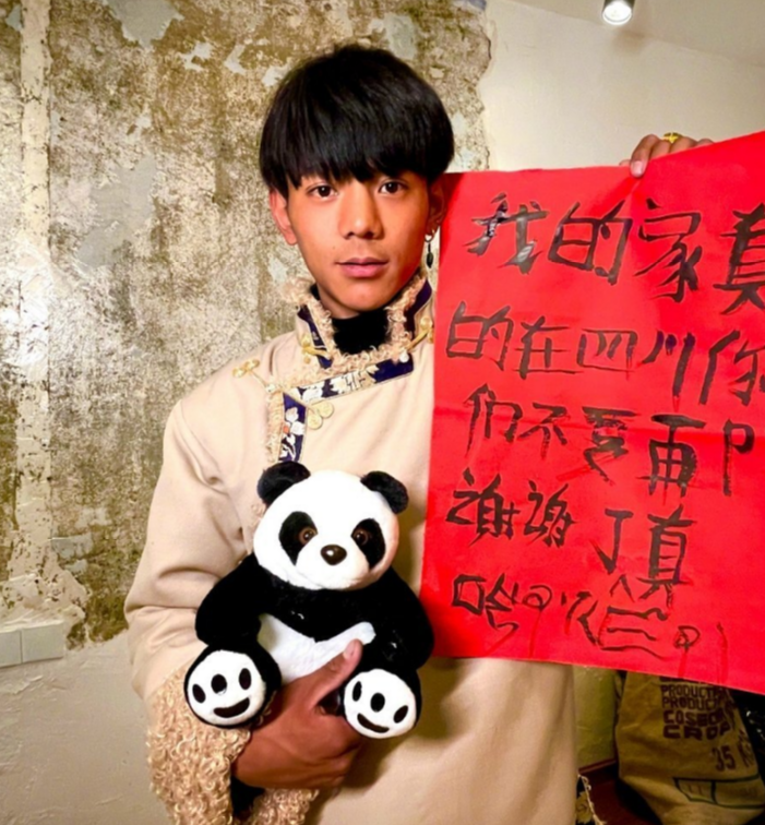 王源|一口烟断送热度的明星：王源丢脸到国外，他被粉丝锤出其他黑料