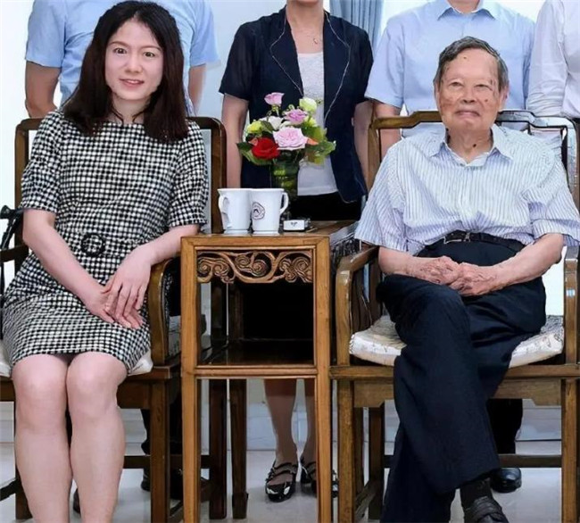 杨振宁|44岁翁帆发福显沧桑，98岁杨振宁越来越精神，16年婚姻引人深思