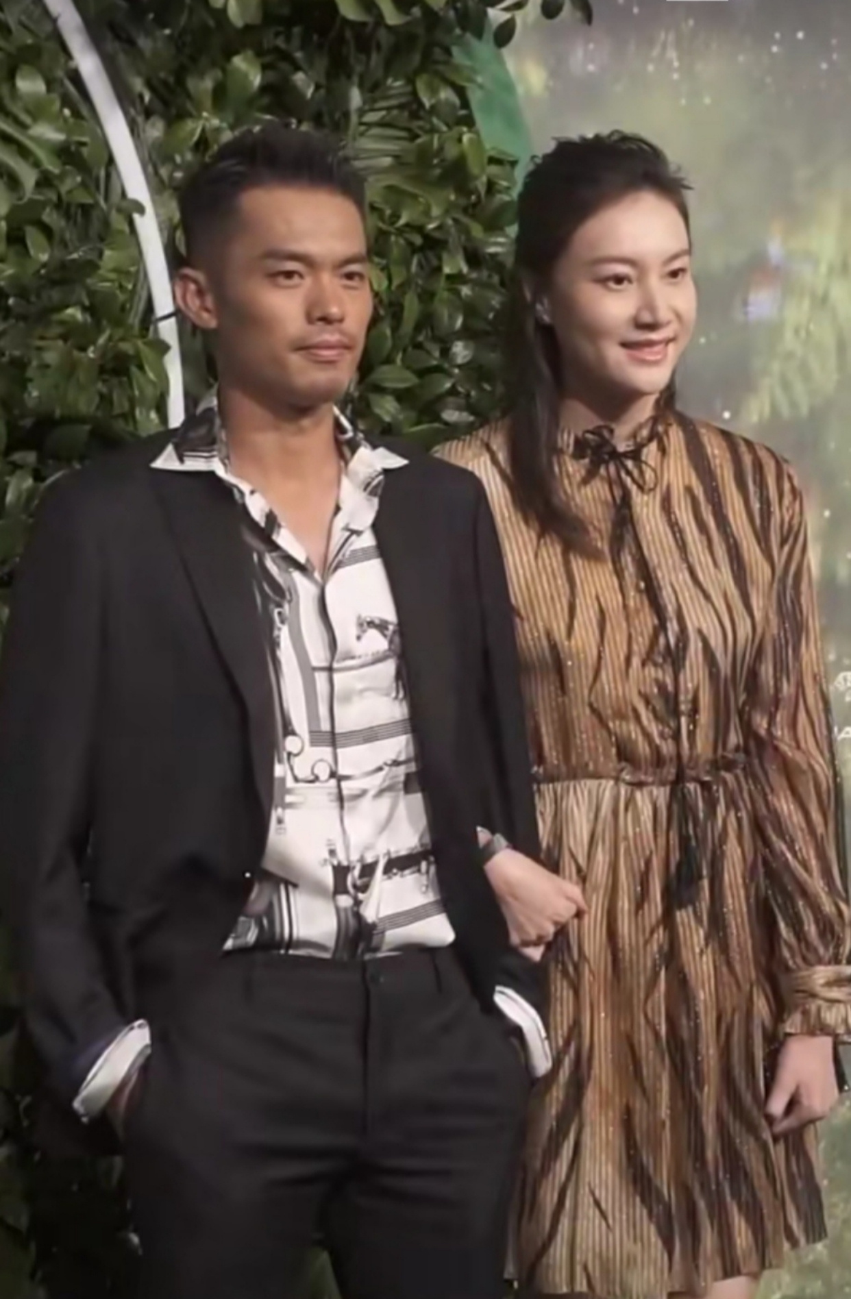 潮帮先生|谢杏芳挽林丹胳膊现身,两口子都花衣服还挺有夫妻相,越看越登对