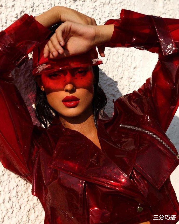 穿衣搭配|49岁杨钰莹美出了新高度，一身珠宝用料很扎实，搭高马尾辫太少女