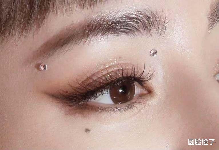 眼妆|今年流行的两种眼妆,一个代表热巴,一个代表小鞠,哪个好看?