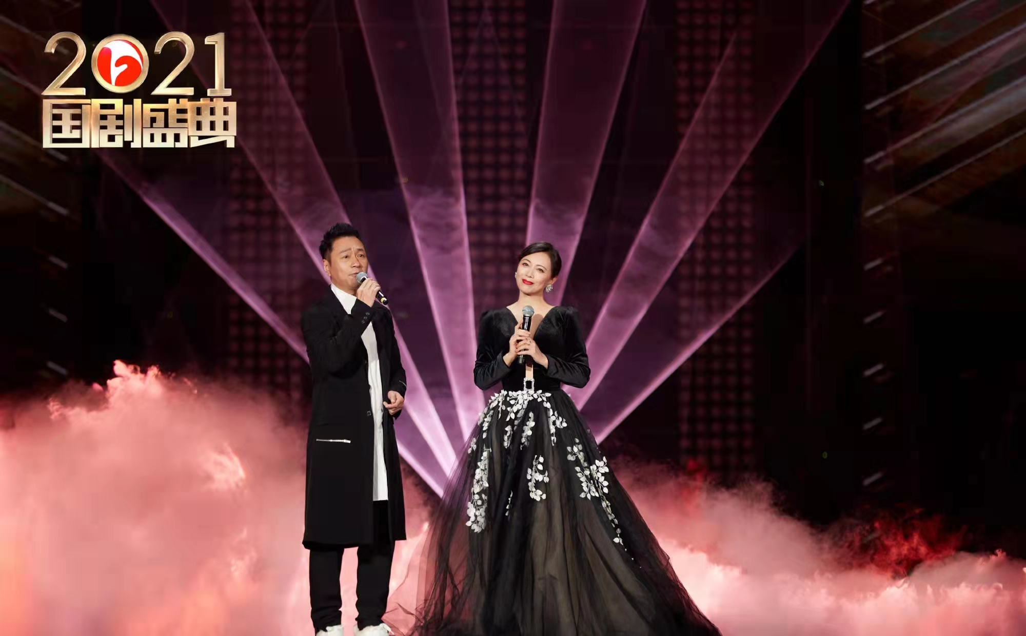 国剧盛典|国剧盛典亮点:周群换三套礼服,扫黑风暴剧组合体,倪萍力赞刘涛