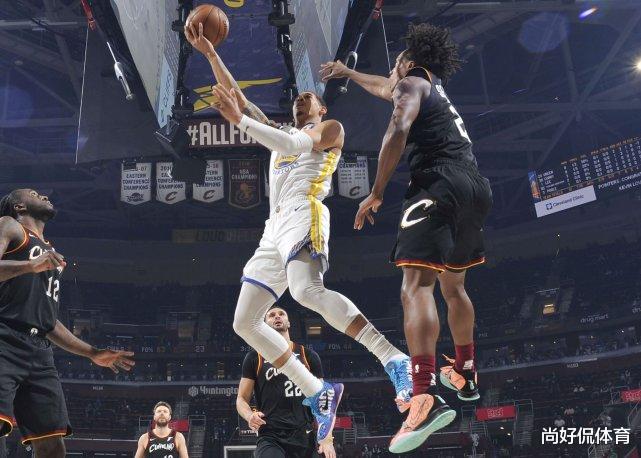 勇士队|科尔终于想通了，勇士一弱项变强项，球迷都没有想到啊！