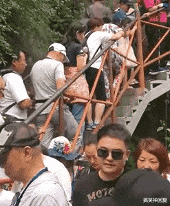 搞笑神回复|搞笑GIF趣图：完了完了，伴娘没了，直接掉沟里了！