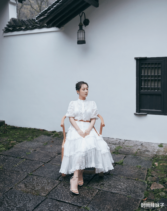 杨紫|杨紫是瘦上瘾了？减肥成功秀“天鹅颈”，笑起来自信又大方