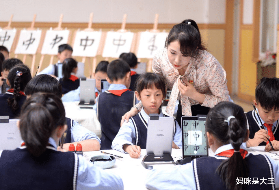 医生|教师、医生“福利”来了，未来工资将上涨，学生家长却称老师不配