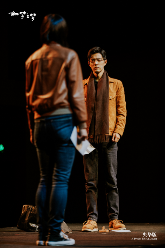 肖战|肖战抱小孩照片引热议，在线辟谣隐婚生子，并对转账问题进行回应