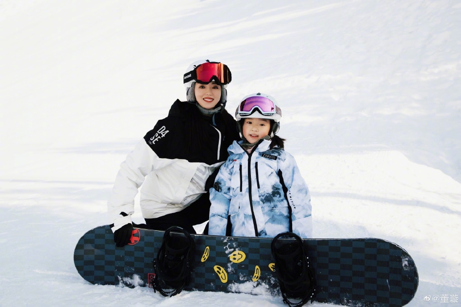 冰火凤|董璇带女儿与新男友滑雪?董璇获男方手拉手教学好甜蜜