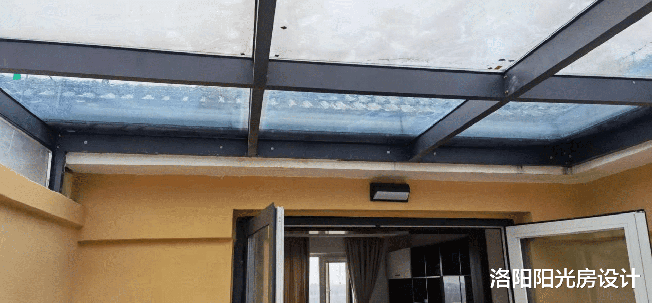 洛阳有些门窗一下雨就漏水，不是材料不好而是制作安装不到位，这家就是