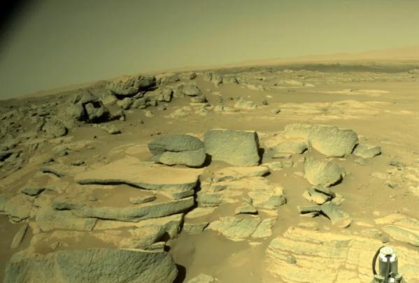 毅力号传回恢复连线后的首张火星照片，已经靠近陨石坑的边缘了？
