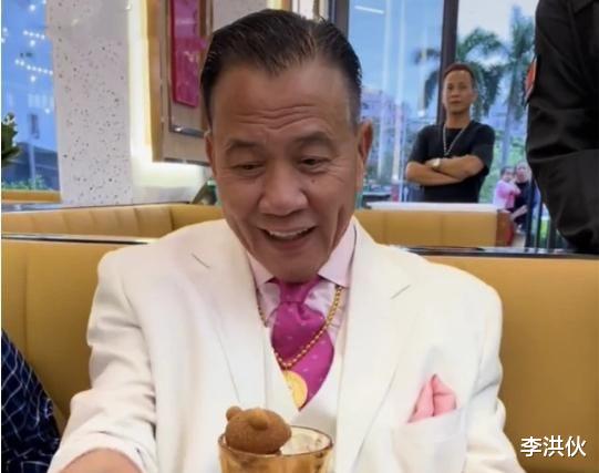 万梓良|香港演员万梓良接商演，行为举止好猥琐，这已经不是一次两次了