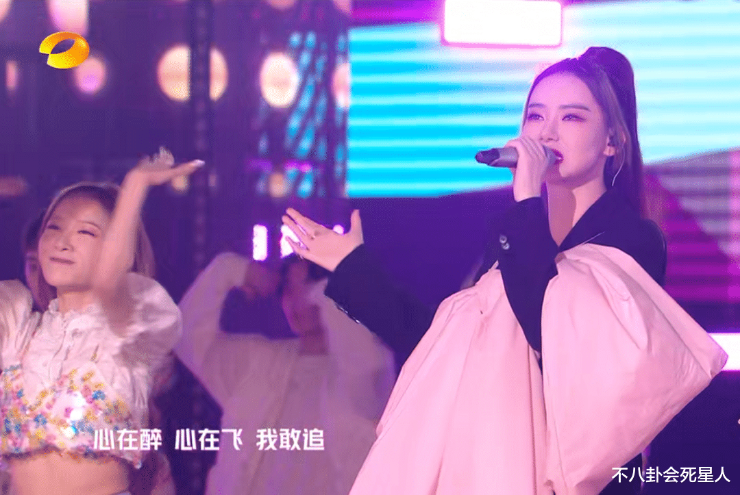 古力娜扎|芒果晚会现场：娜扎鱼尾红裙惊艳，黄晓明胡茬显沧桑，女团表情油腻