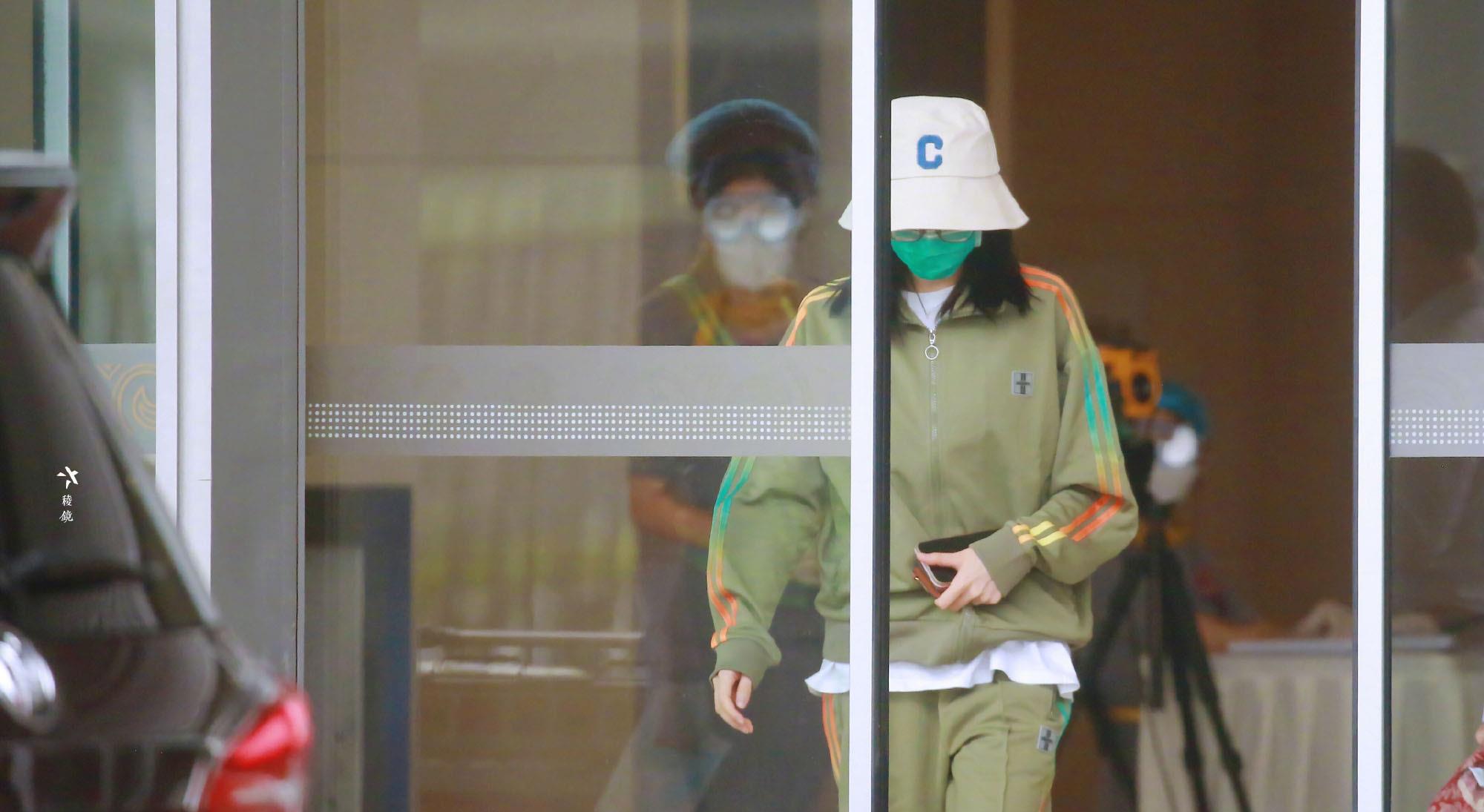 美搭刊报|迪丽热巴最新饭拍,穿牛油果运动套装似大佬出街,网友:一个字帅