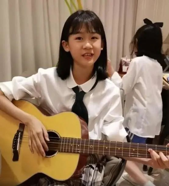 鲍蕾|鲍蕾晒带娃日常，12岁贝儿弹吉他有模有样，妹妹在镜头前捣乱