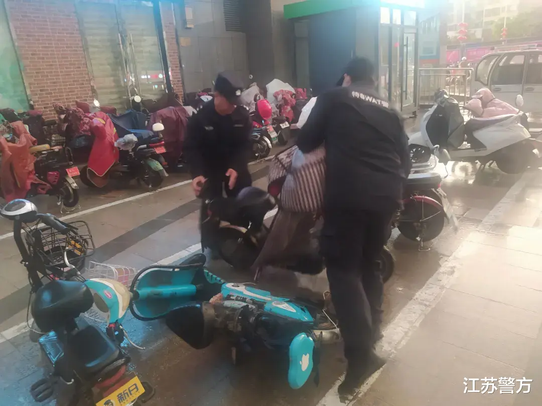 江苏警方 灾情就是命令！江苏警方迅速投入抢险救灾全力守护人民群众生命财产安全