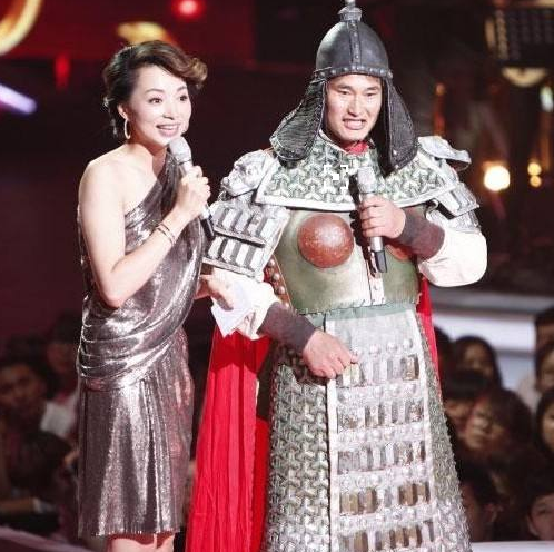 张柏芝|朱之文身上爬满“吸血虫”，被村民堵门要钱，被网友踹门拍视频