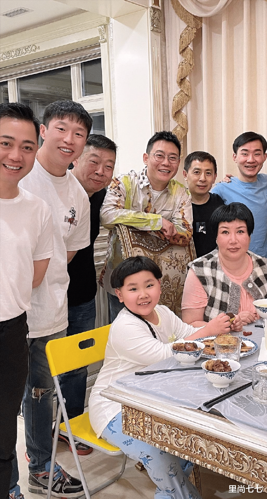 郭德纲|郭德纲一家四口为妻庆生，她居C位郭麒麟站一边，独自豪爽用大碗