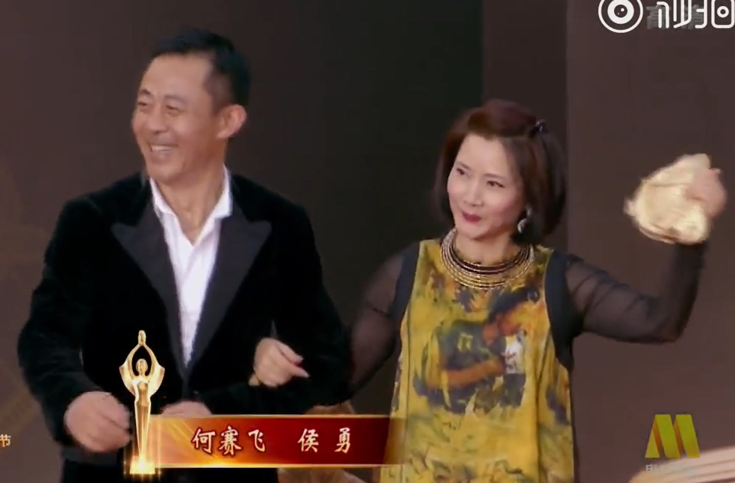 穿衣搭配 何赛飞也换发型，剪波波头好显年轻，站宋晓英旁边看不出差了8岁