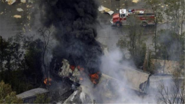 加州沙漠傳出巨響！美44節車廂被炸毀，大量化學物質泄漏引發爆炸-圖4
