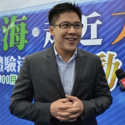 霍启刚|霍启刚下班后站街头为路人派发口罩，被拒绝多次依然笑脸服务